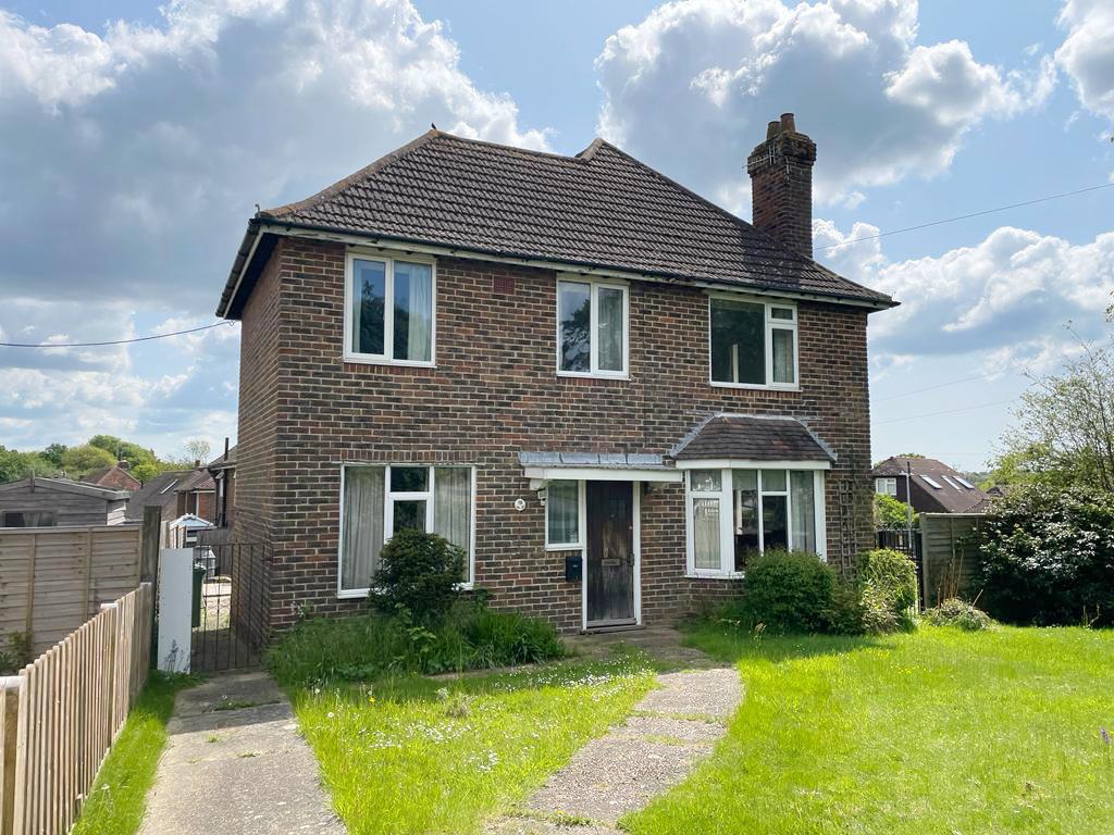 Lot: 126 - DETACHED HOUSE FOR MODERNISATION AND REPAIR - Freehold detached brick built house with surrounding garden